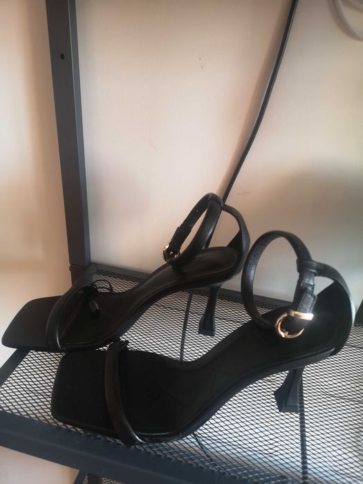 Vendo Sandália e bermuda zara,  nunca usado,  ganhei mais não serviu.