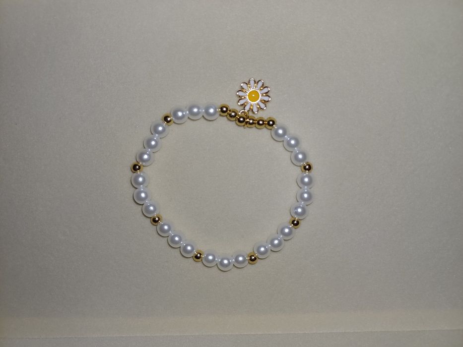 Pulseiras prateadas e douradas com pingentes e pérolas. Novas. 1,50€ c