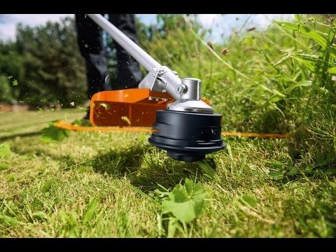 Займаюся  обкошуваням територій .