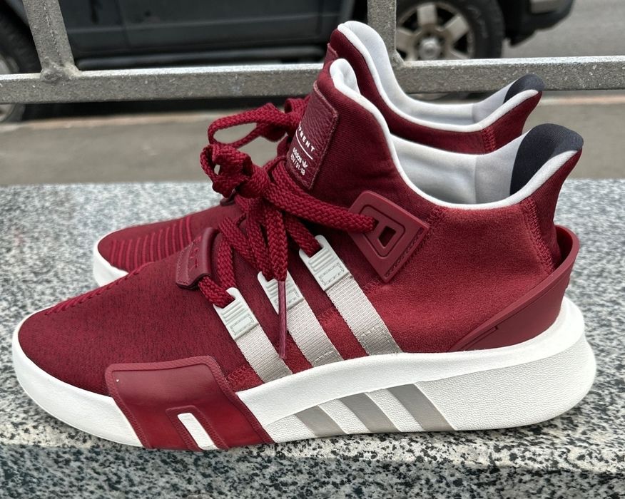 Фирменные кроссовки adidas.