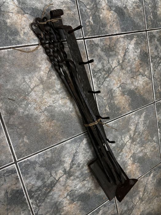 Zestaw do kominka z wieszakiem szufelka pogrzebacz itp