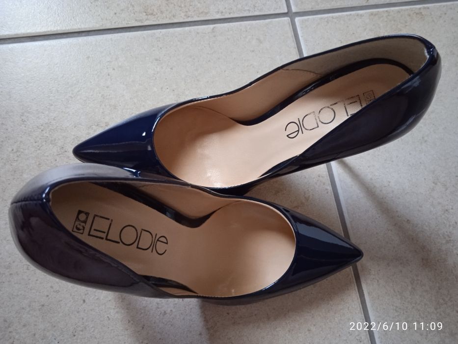 Stileto, em pele, de salto agulha e ponta fina, Ivet Charol