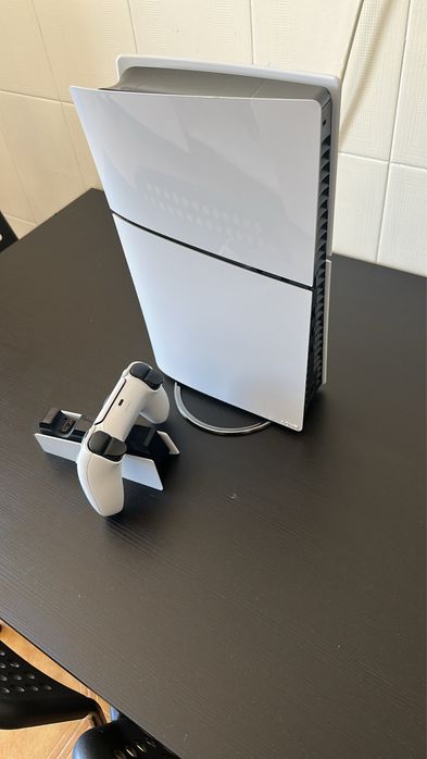 Consola PS5 Slim Digital e Base de carregamento SONY para comando DualSense (PS5 - Branco)