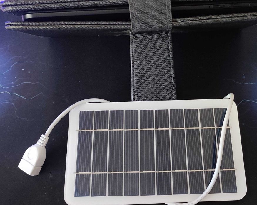 Tablet 8" com teclado e carregador solar