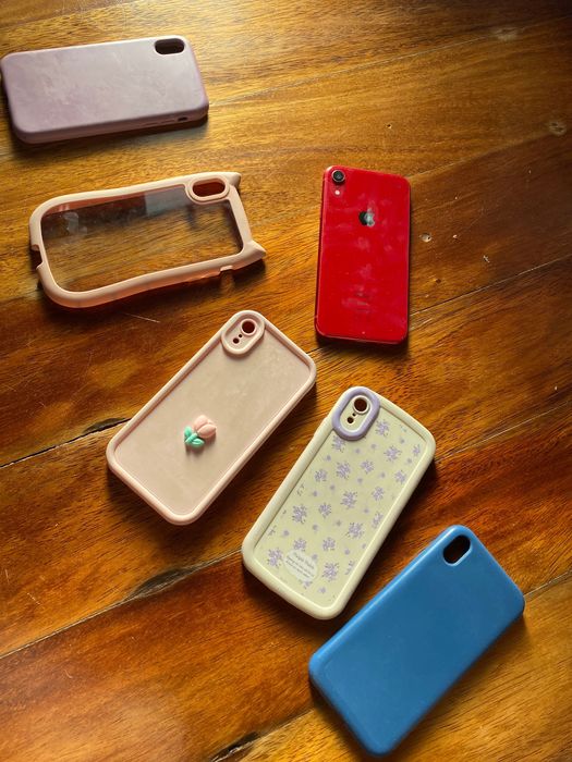 iPhone XR vermelho em bom estado.