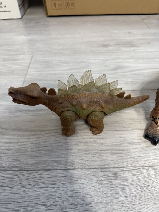 Два динозавра ,один ходит