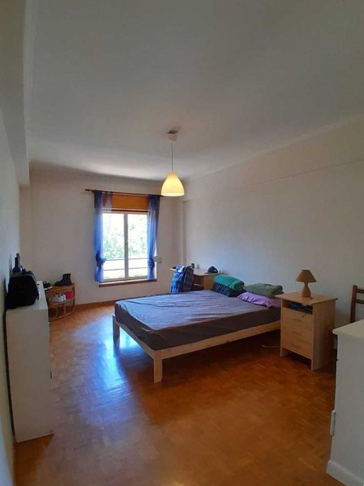 arrendo quarto com casa de banho privada a casal ou individual em lumiar junto ao metro quinta das conchas