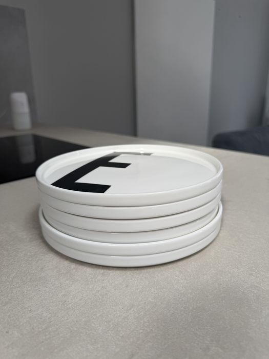 Zestaw talerzy Design Letters Arne Jacobsen