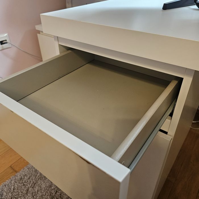 Białe biurko IKEA MALM z szufladą i szafką