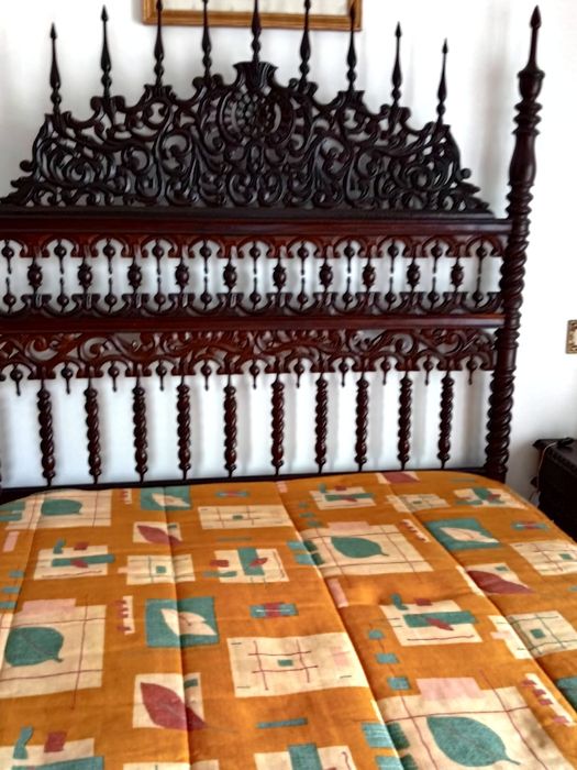 Quarto pau preto(cama, 2 mesinhas, 2 cómodas, espelho, cadeira, banco)