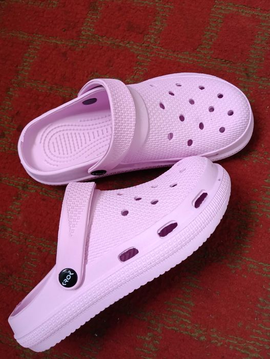 Жіночі крокси.