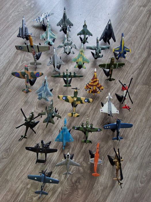 Coleção 30  aviões miniaturas escala real 1/100