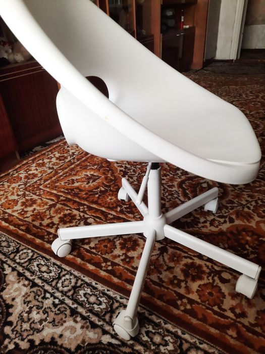 Стілець білий з подушкою