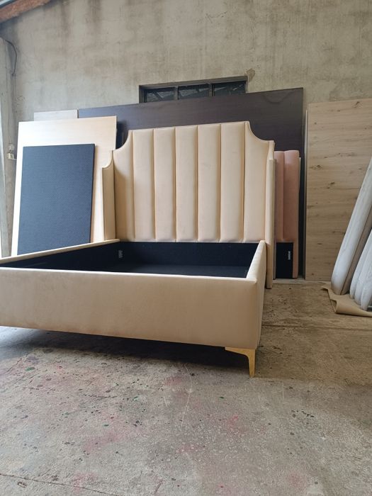 Łóżko tapicerowane glamour sypialnia panele pinezki Velvet chrom