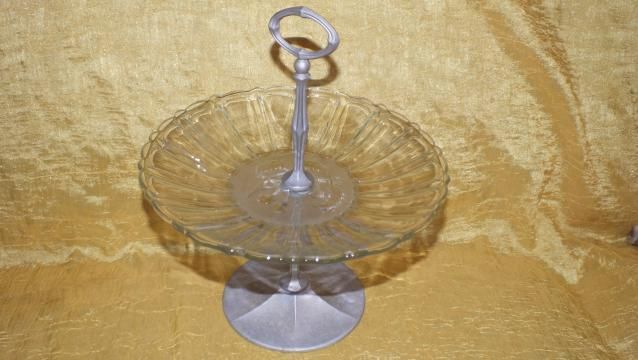 Piękna szklana patera na owoce z aluminiową podstawą