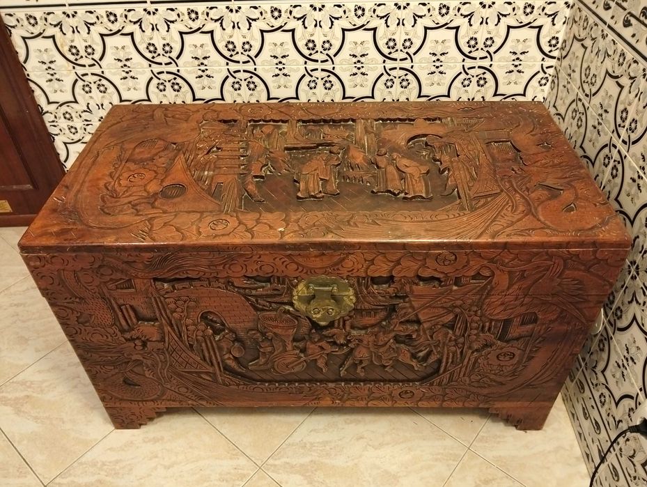Arca de cânfora com alto relevo