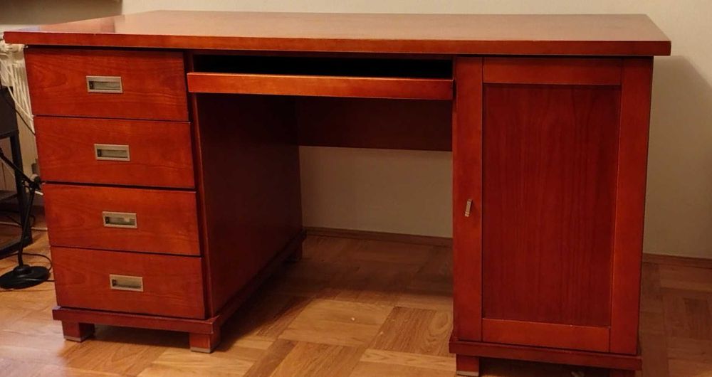 Biurko drewniane z szufladami i półkami