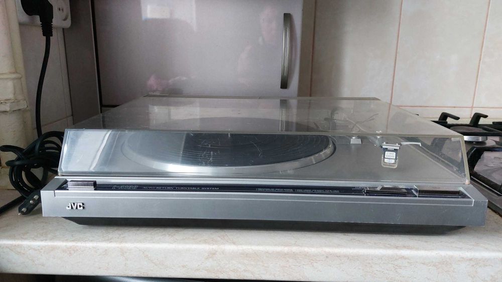 Проигрыватель винила JVC L-A100