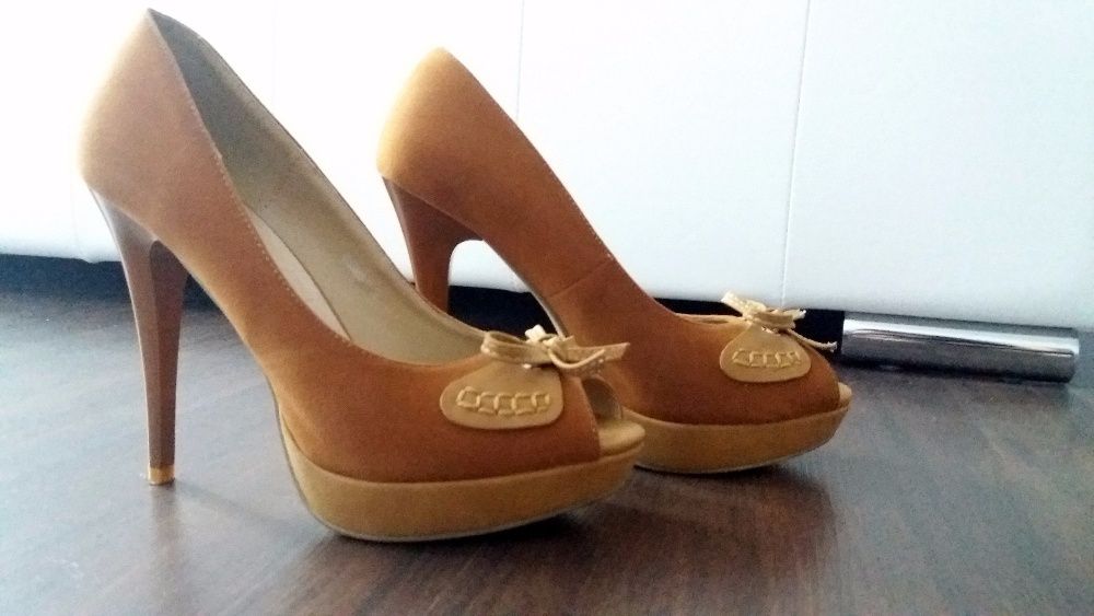 Śliczne szpilki camel