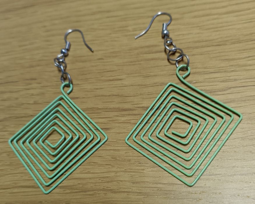 Brincos novos na embalagem