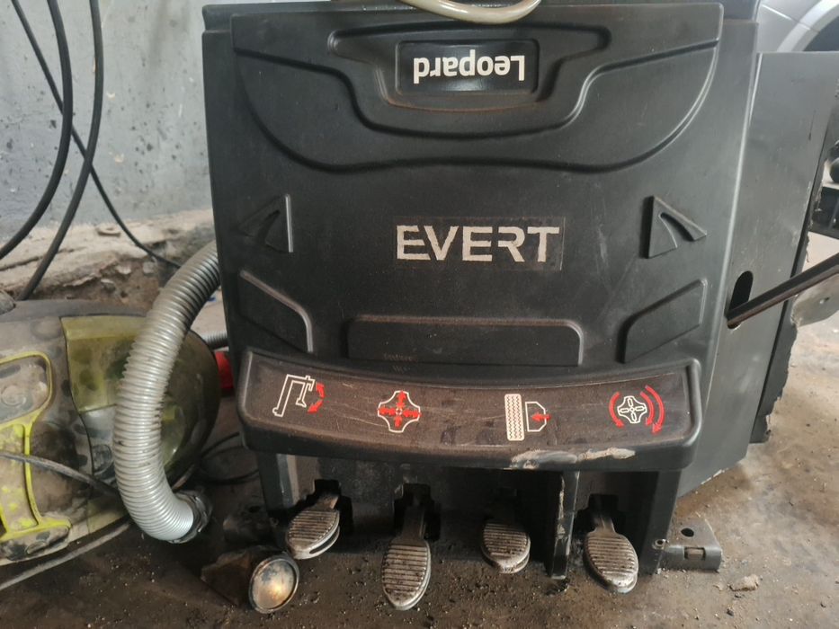 Montażownica EVERT  z ramieniem pomocniczym  inflator