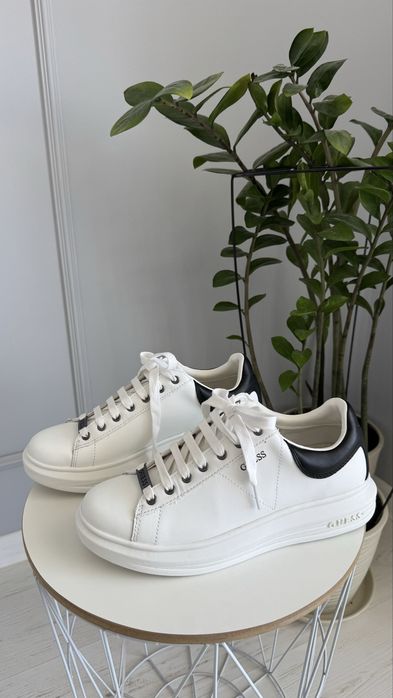 Продам обувь кеды Guess белые