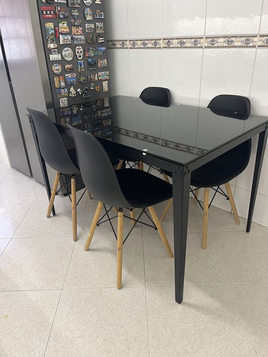 Conjunto mesa e cadeiras