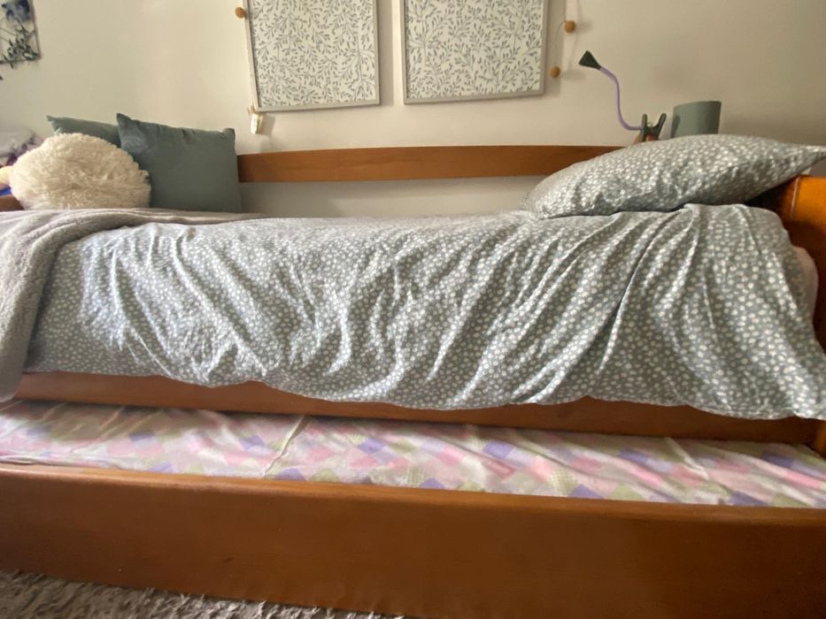 Dupla cama em madeira maciça de pinho tratado com gaveta extensível e colchões