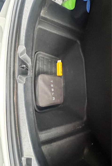 Tesla mоdel 3  2020 рік