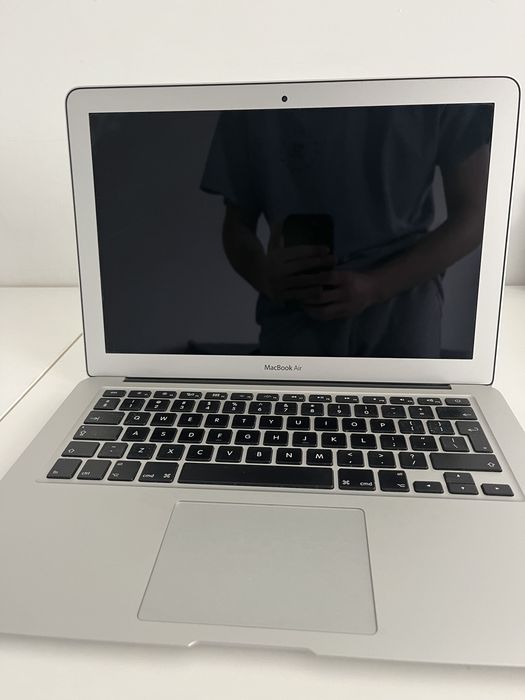 MacBook Air Apple