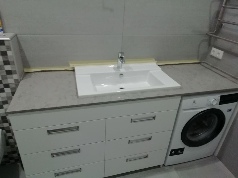 Кварцова столешня у ванну кімнату, столешні з кварцу під умивальник,