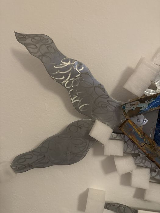 Peixe feito de madeira e latão. Obra de arte