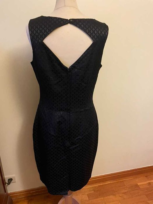 Vestido preto com padrão