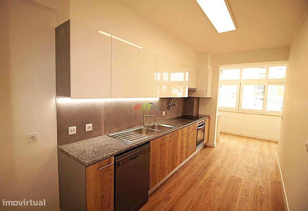Apartamento T3 c/ garagem e arrecadação na Estrada da Luz