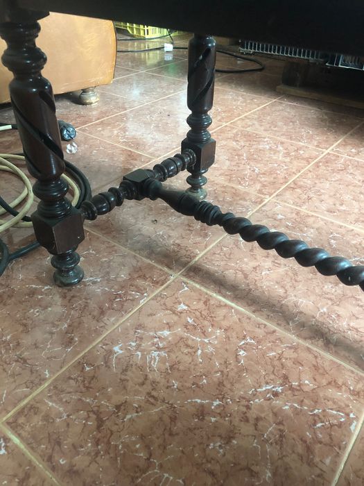 Mesa de sala em madeira