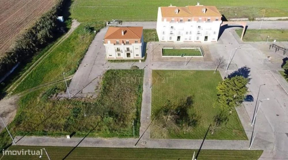 Terreno urbano para construção de prédio | 8 fogos | 900 m² de constru