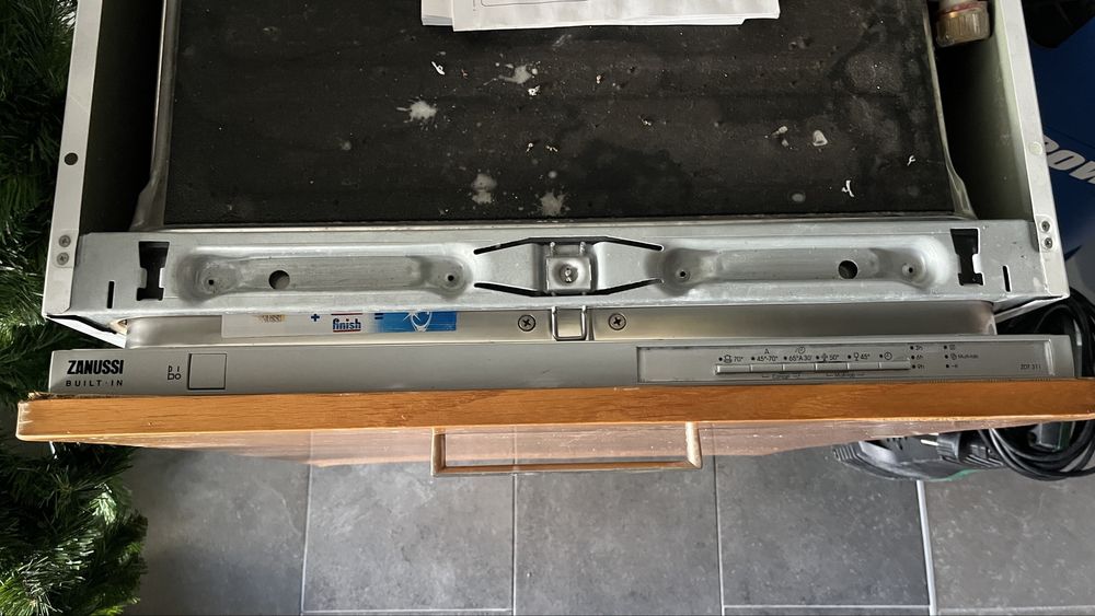 Máquina de Lavar Loiça Encastrável Zanussi – Bom Estado