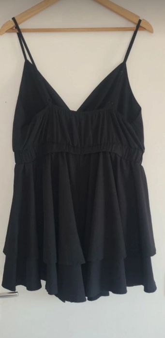 Macacão calção com tapa de alças preto com elástico abaixo do peito