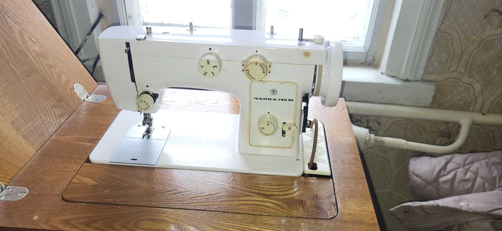 Продам швейну машинку Чайка 142М