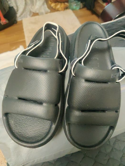 Жіночі сандалі дуже легкі та зручні. Резинка регулюється по ніжці .