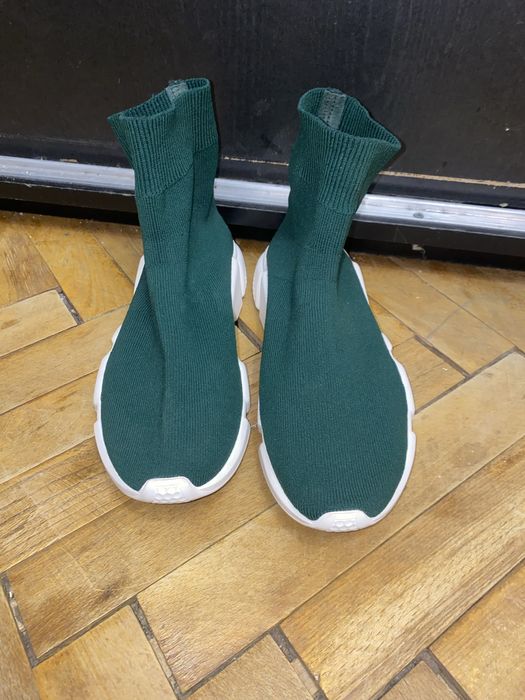 Кросівки жіночі