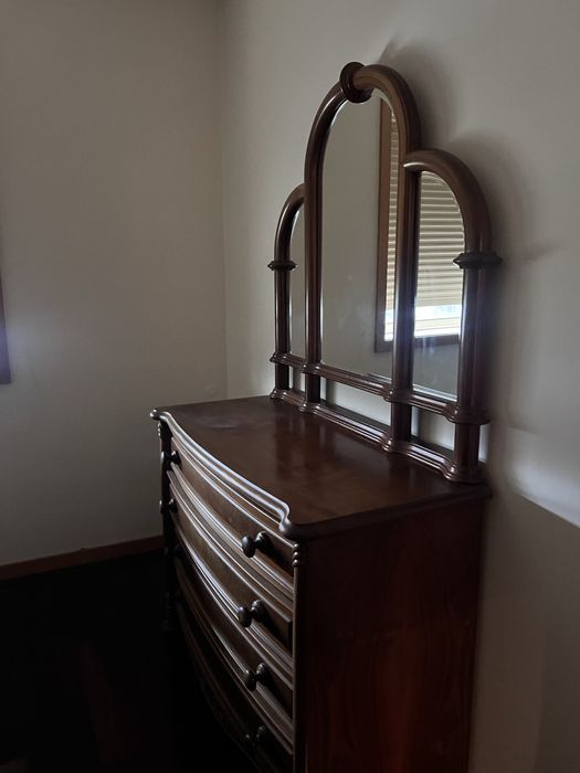 Comoda em madeira de nogueira com espelho em otimo estado