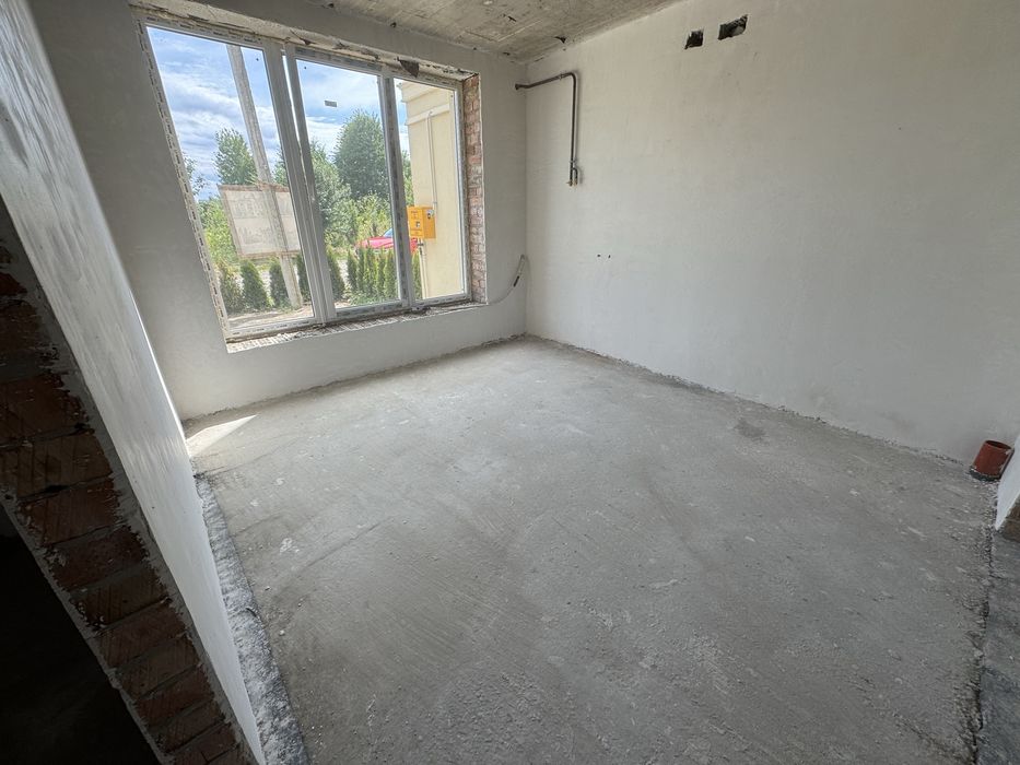 Котедж з власним подвір’ям та заїздом