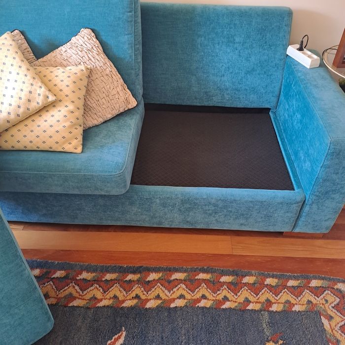 Sofá cama  de casal cor azul com pouca utilização  em muito bom estado