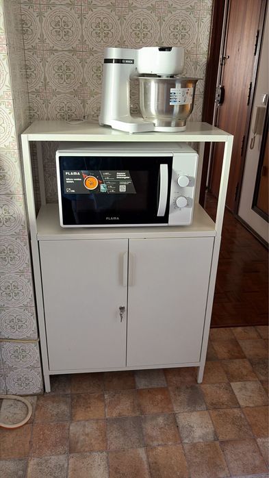 Armário de cozinha branco com prateleira – Excelente Estado