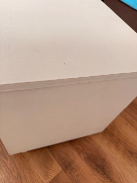 Drewniana szafka  nocna przemalowana na bialo