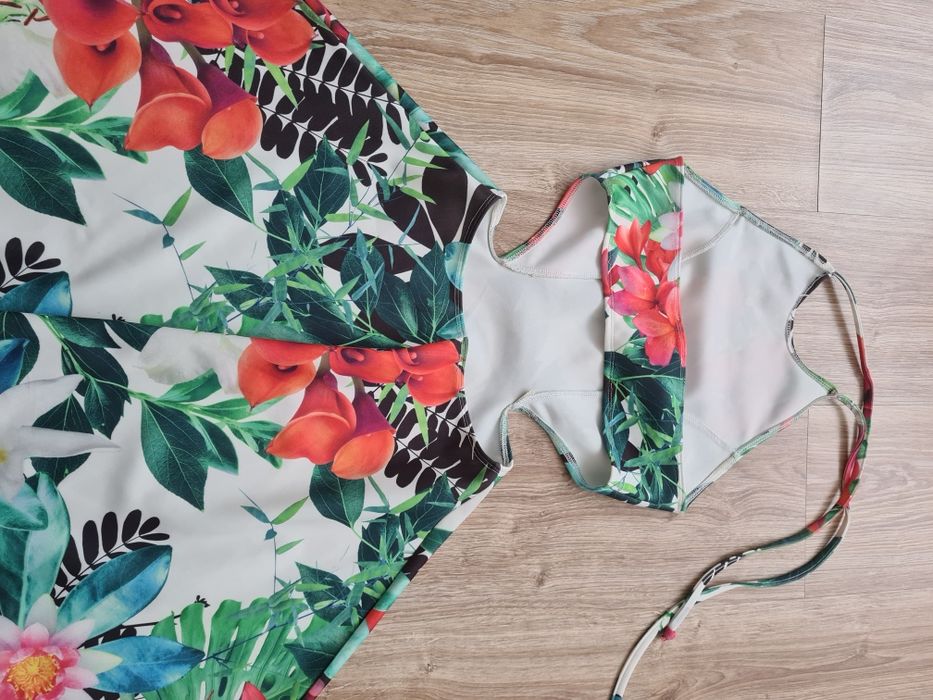 Letnia sukienka z wyciętymi bokami.