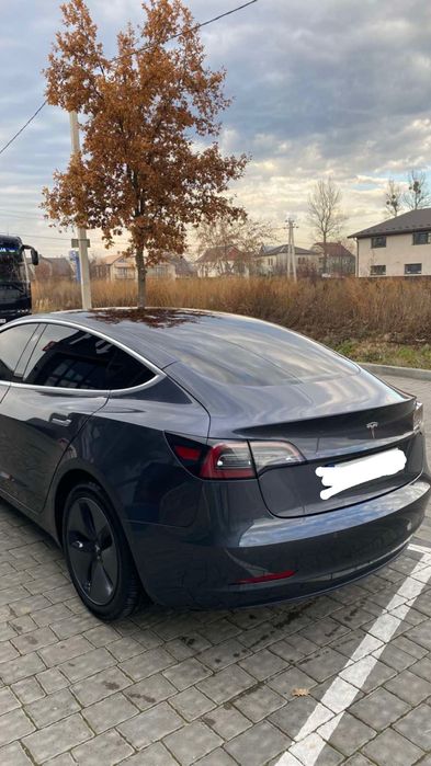 Здаєтсья тесла в оренду