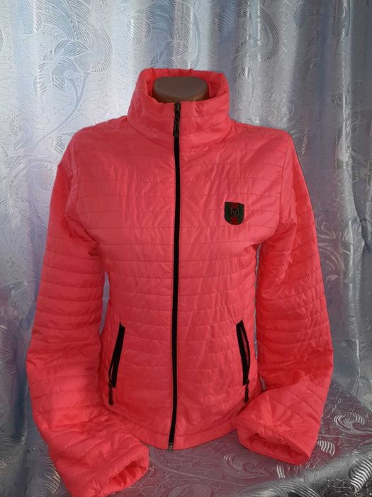 Продам верхній одяг для жінок