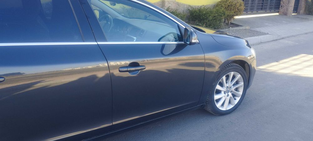 Вольво v60 2014 року